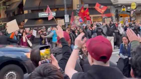 Militantes oficialistas y opositores se enfrentaron en el Movistar Arena, en la previa del acto de Javier Milei.&nbsp;