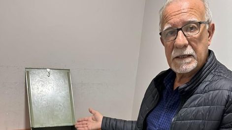 El presidente del club Los Andes muestra la caja de seguridad vacía. / Prensa club Los Andes