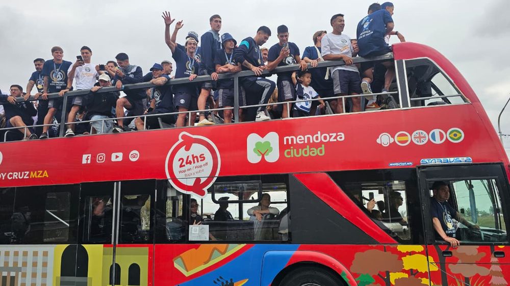 Caravana histórica para recibir al plantel de Independiente Rivadavia, campeón de la Copa Argentina 2025. La primera estrella para el fútbol de Mendoza a nivel Nacional. 