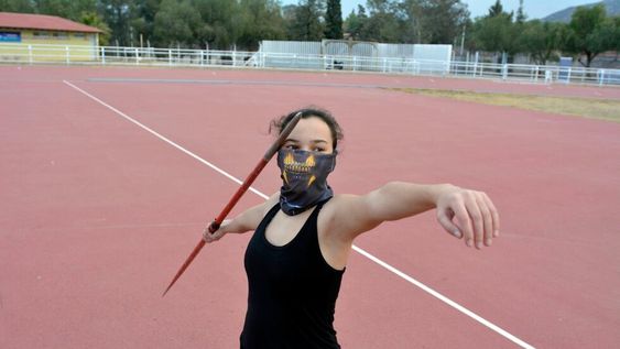 Nadime Vidal, especialista en jabalina de la UNCuyo, en una postal de su primer entrenamiento luego de más de tres meses de cuarentena. Foto: Nicolás Ríos- Diario Los Andes.