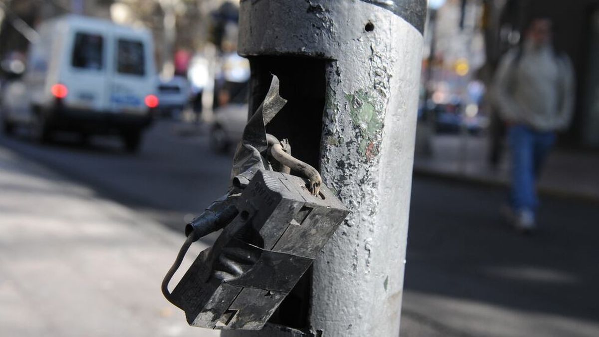 Un niño se electrocutó al tocar un poste de luz en una plazoleta de Guaymallén y quedó internado