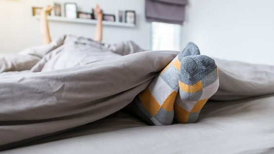 dormir con medias podria tener un beneficio que pocas personas conocen, segun especialistas