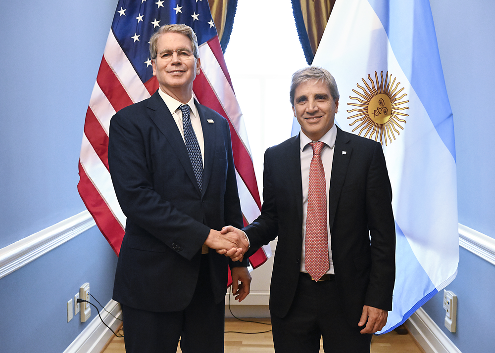 El secretario del Tesoro de los Estados Unidos, Scott Bessent y Luis Caputo, ministro de Economía argentino.