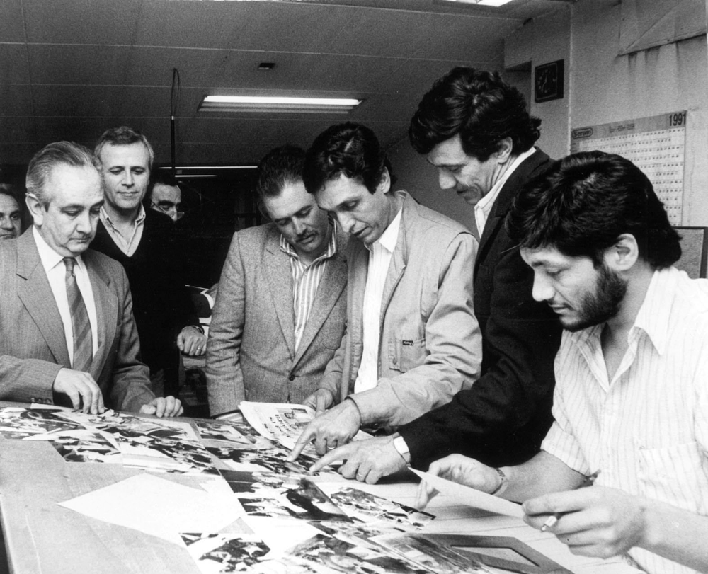 En la Redacción. De izq. a derecha: Jorge Oviedo, Carlos de la Rosa, Rodolfo Gabrielli y Arturo Lafalla. Completa la escena el diagramador Marcelo Dabián.