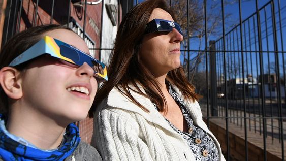 Eclipse: ¿por qué no se puede ver a través del celular o con lentes de sol?