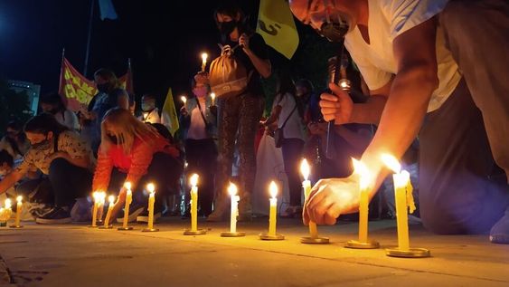 Trabajadores de la salud realizaron una serie de maniestaciones que culminó en una marcha de antorchas para pedir meores condiciones laborales.