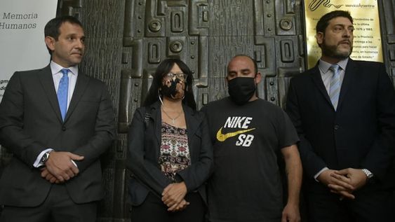 Los padres de Florencia (al centro) y los abogados que los representan, hoy se reunieron con la fiscal de Homicidios Claudia Ríos. /Orlando Pelichotti.