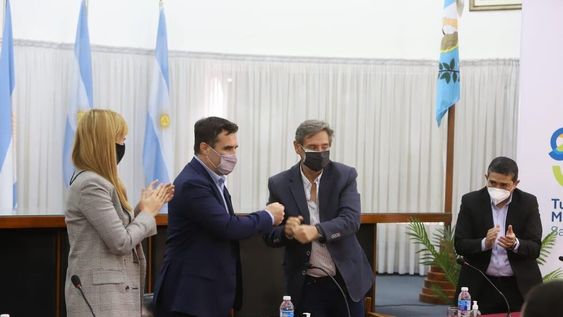 El intendente de San Rafael, Emir Félix junto a Darío Martínez, secretario de Energía de Nación, la senadora nacional Anabel Fernández Sagasti y el intendente de General Alvear, Walther Marcolini.
