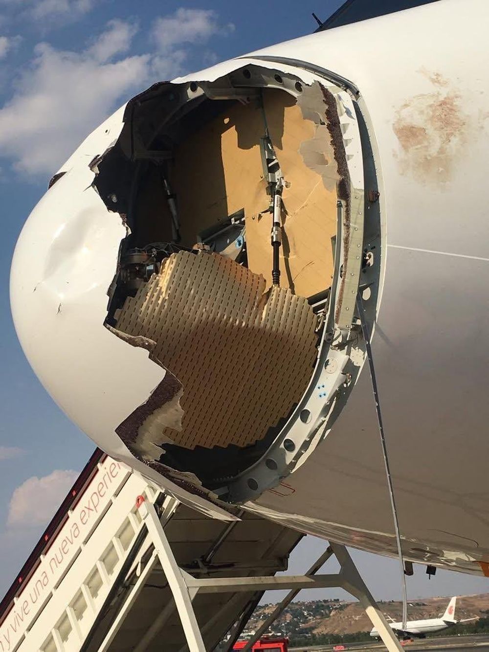Así quedó el avión que cubría el viaje de Madrid a París. 