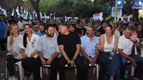 Los Andes | Martín Hinojosa, entre Sergio Giménez (La Bancaria) y Marisa Uceda, en la primera fila del PJ en la asunción de autoridades. Foto: Mariana Villa / Los Andes