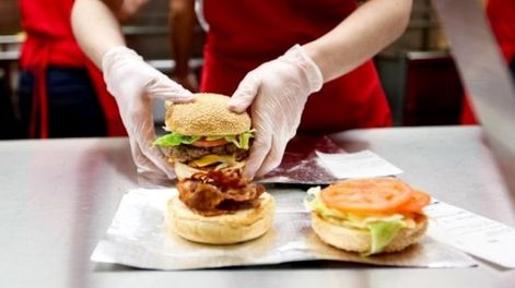 Los trabajadores de comidas rápidas tienen un incremento de sueldo en enero.