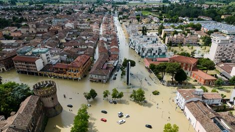 Los Andes | Una vista aérea muestra automóviles parcialmente sumergidos a lo largo de una calle inundada tras el desbordamiento de un río, en Lugo, cerca de Rávena, Italia. Foto: EFE