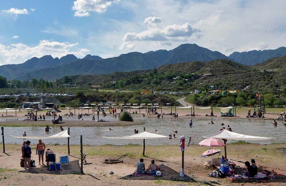 La playa sobre el río Mendoza será concesionada y la idea es que cuente con servicios y actividades durante todo el año, de acuerdo a lo manifestado por el intendente de Luján.