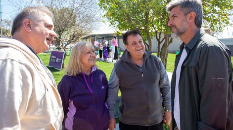 Ulpiano Suarez junto a vecinos del barrio Sanidad, celebraron la apertura de la remodelada plaza Chamorro