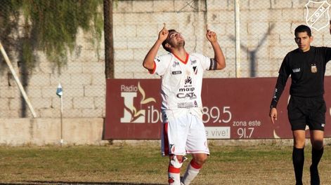 Los Andes | Con dedicatoria. Sebastián Molina festeja el tanto del 2 a 0 en Ruta Panamericana. / Prensa Club Deportivo Maipú.