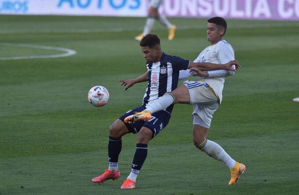 Diego Valoyes, delantero de Talleres, ante la marca de Marcos Rojo, defensor de Boca, en el último partido de la Liga Profesional. (Ramiro Pereyra)
