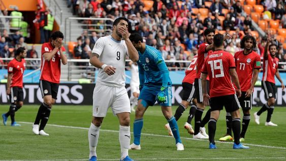La mala pata de Luis Suárez: mirá los dos goles que se morfó ante Egipto