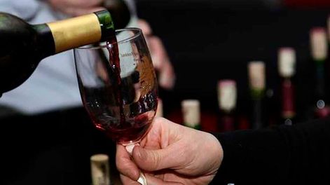 Es muy común que se confunda, entre los consumidores, el vino sin alcohol con el jugo de uva. Sin embargo, hay grandes diferencias en la forma de elaboración de uno y otro.  / Archivo.