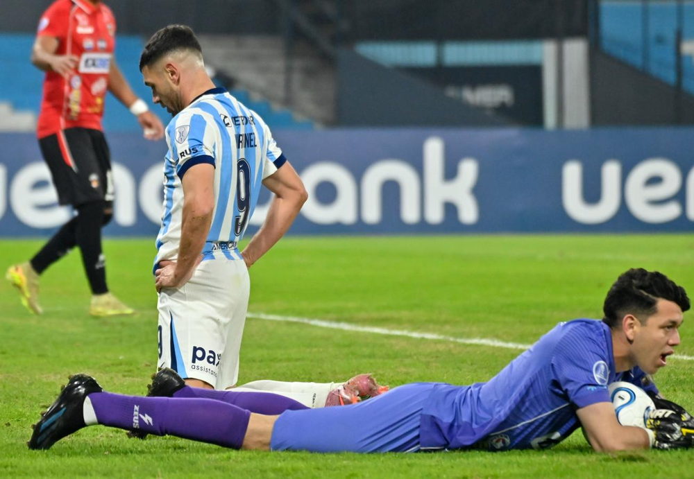 Maravilla Martínez se retiró sin consuelo del estadio de Avellaneda, tras el empate que dejó a Racing eliminado de la Copa Sudamericana. No fue la noche del goleador.