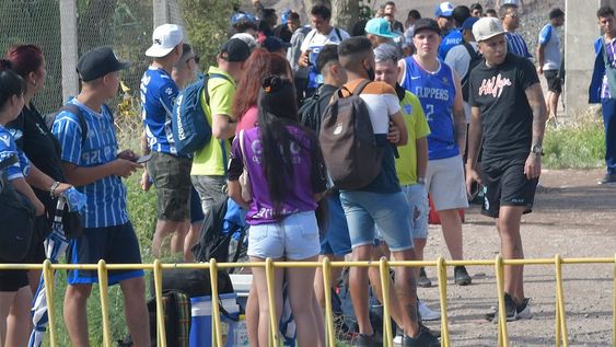 Los hinchas de Godoy Cruz se juntaron temprano para emprender el viaje a San Luis. / Orlando Pelichotti