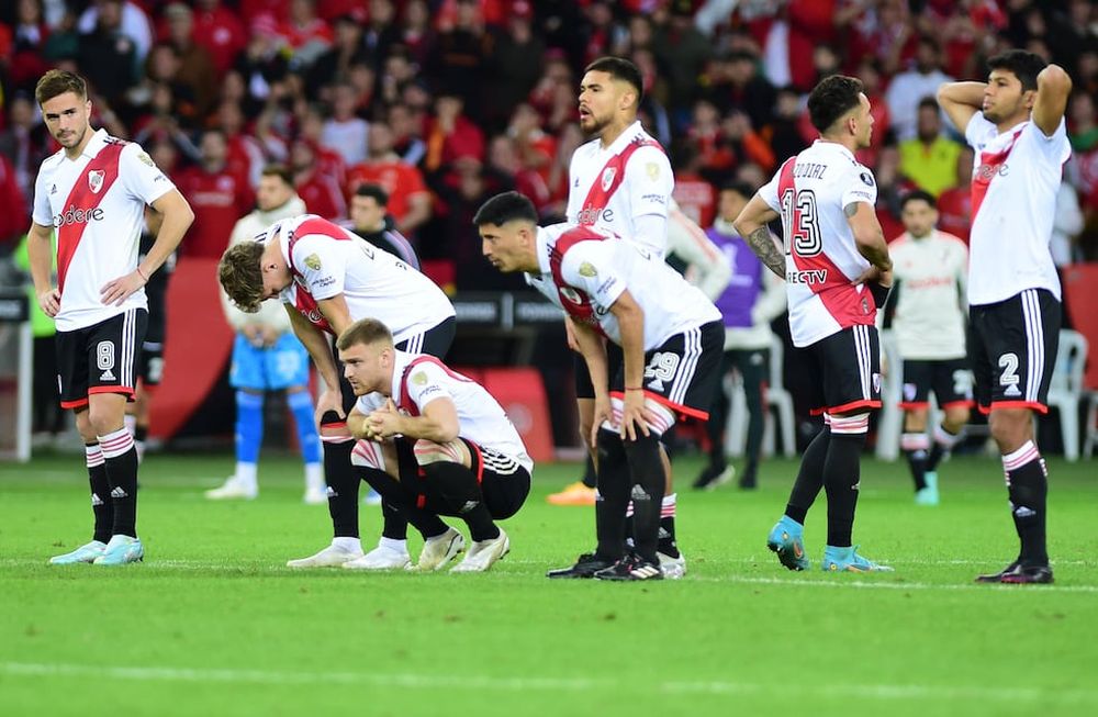 Jugadores de River reaccionan al perder la serie de penaltis hoy, en un partido de los octavos de final de la Copa Libertadores entre Internacional y River Plate en el estadio Beira-Rio en Portoalegre (Brasil). EFE/ Ricardo Rimoli