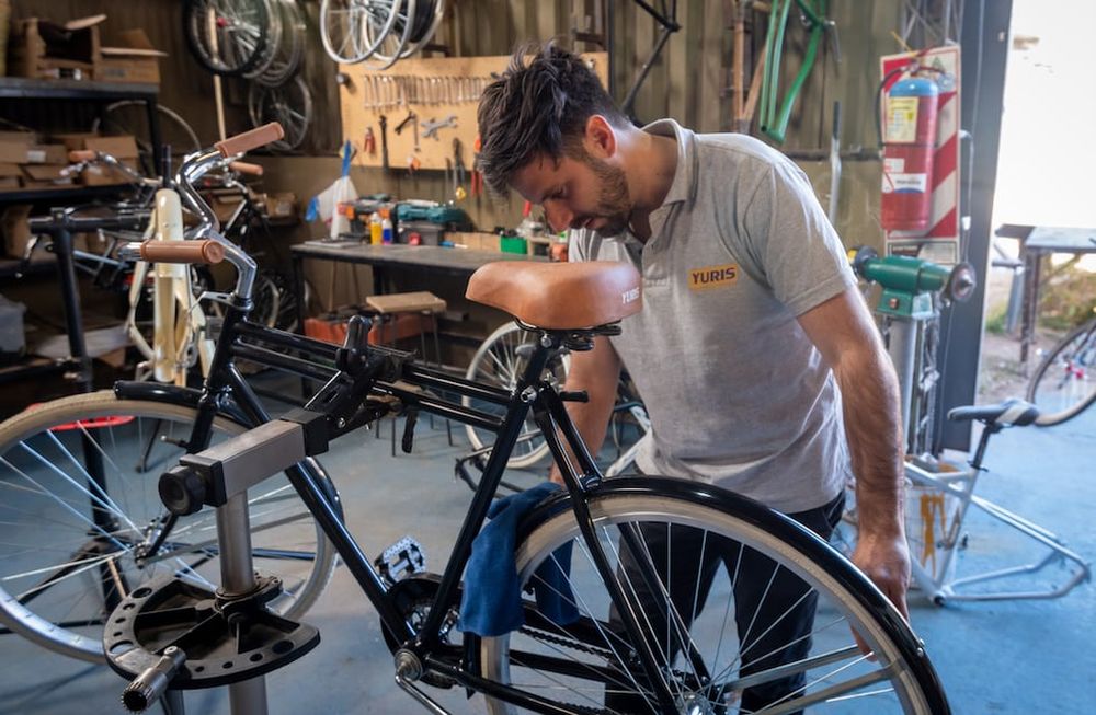 Seis trabajadores forman parte de la bicicletería Yuris, ubicada en la Incubadora de Empresas de Godoy Cruz. Venden modelos de hasta 150.000 pesos. Foto: Ignacio Blanco / Los Andes
