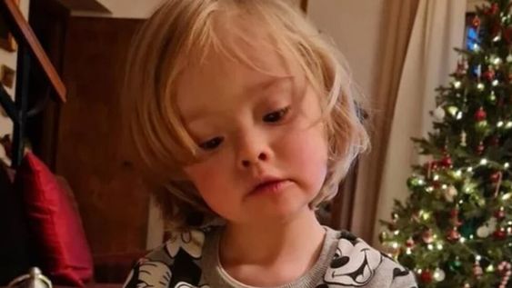 La pequeña Alba tiene síndrome de Down y fue rechazada no solo por su madre biológica, sino por más de 20 familias, hasta que conoció a Luca y cambió su vida