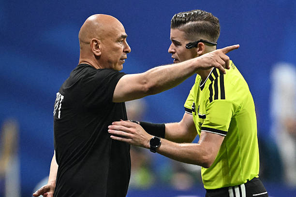 Hossam Hassan hizo la se&ntilde;a frente al &aacute;rbitro luego del 3 a 2 de Enzo Fern&aacute;ndez que sell&oacute; el pase de la Selecci&oacute;n a cuartos de final del Mundial 2026. El t&eacute;cnico denunci&oacute; presiones de parte de Argentina hacia el juez y encendi&oacute; la pol&eacute;mica.
