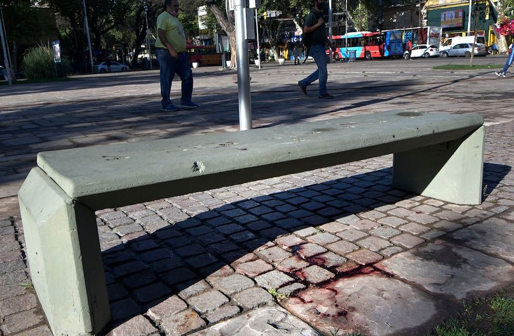 Caso Juan GarcíaEl asesinato se produjo cerca de las 1.05 en un banco de la Alameda, cerca de San Martín y Córdoba y la victima resultó ser Juan García, un hombre de 51 años domiciliado en el barrio Andino del complejo La Favorita de Ciudad, en tanto que el presunto autor de homicidio fue identificado como Esteban Zárate, un hombre de 39 años con una discapacidad en una de sus piernas y que vive en situación de calle.Foto: Orlando Pelichotti