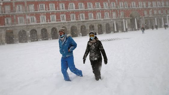 Histórica tormenta de nieve en España: tres muertos, Madrid aislado y gente esquiando por la Gran Vía