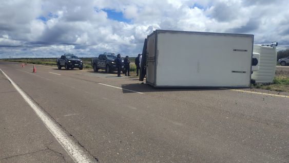 Volcó un camión en la ruta 7, en Santa Rosa: un acompañante sufrió lesiones leves.
