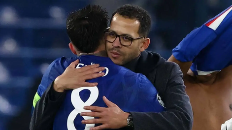 Enzo junto a su nuevo entrenador, Liam Rosenior.