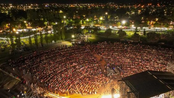 Unas 20.000 personas disfrutaron de la fiesta en el nuevo teatro griego de Maipú.
