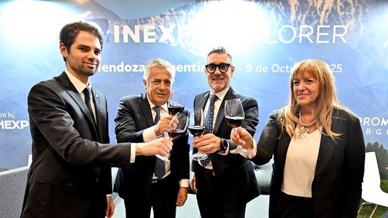 El embajador argentino en Francia, Ian Sielecki; el gobernador Alfredo Cornejo; el director general de Vinexposium, Rodolphe Lameyse; y la presidenta de ProMendoza, Patricia Giménez. (Prensa Gobierno de Mendoza)