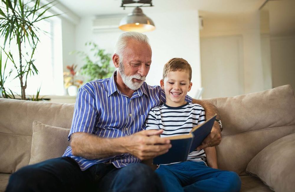 Los exámenes de agudeza visual, fondo de ojo y toma de presión intraocular, al menos una vez al año, representan una sencilla y efectiva manera de cuidarnos la visión.