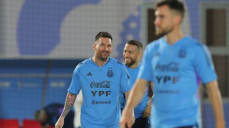 Lionel Messi entrenó con normalidad y el martes será titular ante Arabia Saudita / Prensa Selección Argentina.