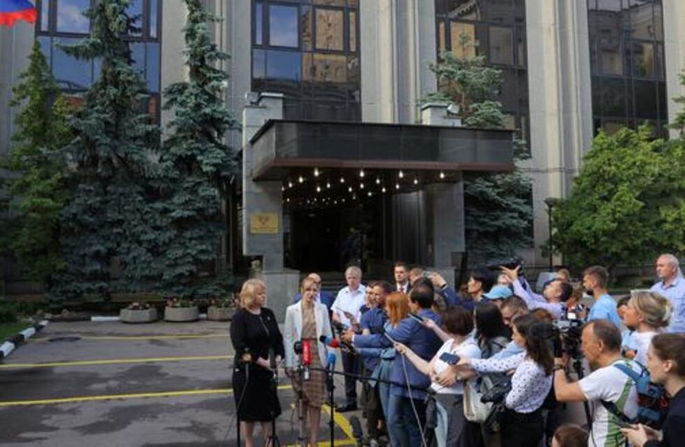 Olga Makeeva, embajadora de la República Popular de Donetsk (RPD) en Rusia, y Natalya Nikonorova, ministra de Relaciones Exteriores de la República Popular de Donetsk, hablan con los medios de comunicación frente a la embajada de la RPD en Moscú.