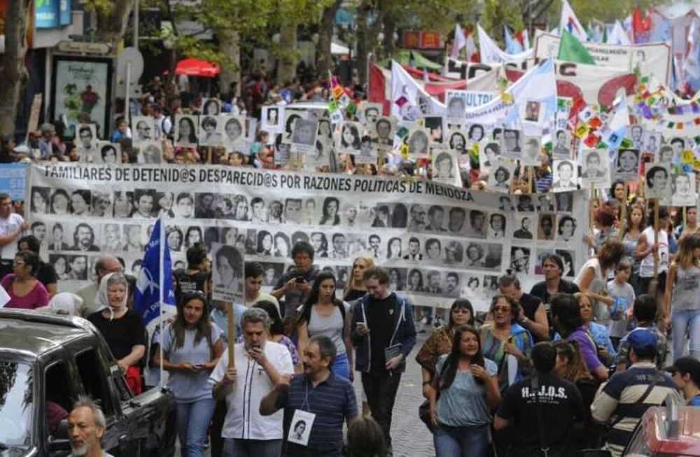 Crónicas urbanas sobre el coronavirus: marchar sin marchar el Día de la Memoria