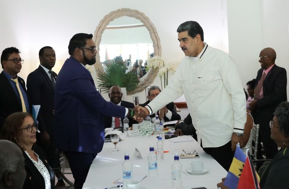 El presidente de Guyana, Irfaan Ali,y  el de Venezuela, Nicolás Maduro, se saludan al término de la reunión por el conflicto de Esequibo.