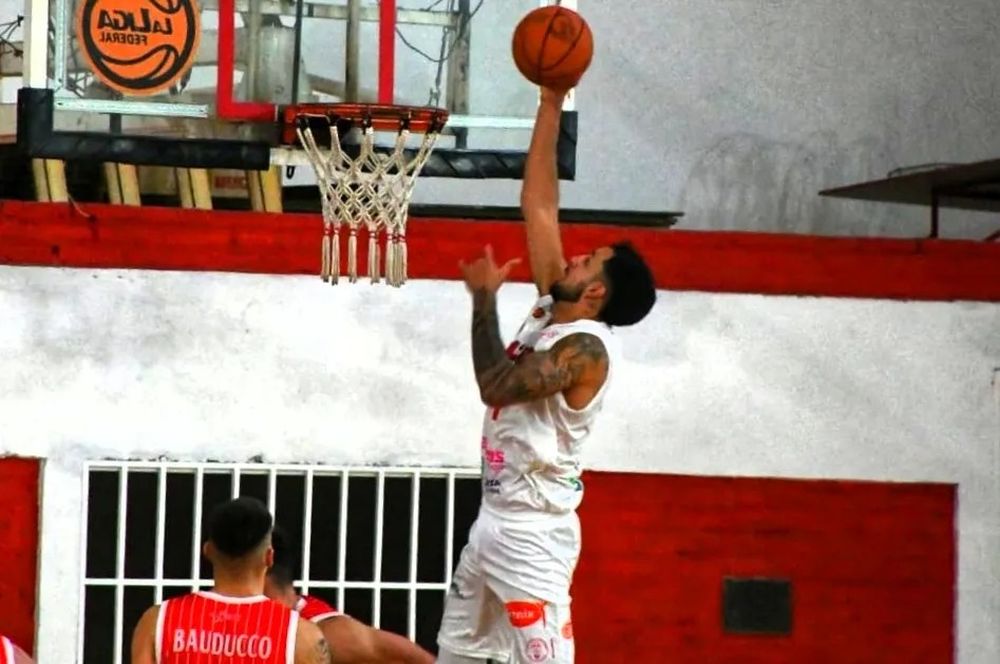 Huracán Las Heras venció 80-79 a Central Argentino en condición de visitante por el primer punto de la serie de playoffs en la Oeste de la Liga Federal de Básquet.&nbsp;