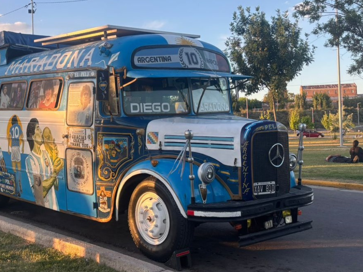 Son maradoneanos, quieren llegar en bondi hasta Nápoles y celebraron el cumple del 10 con las hijas de Diego