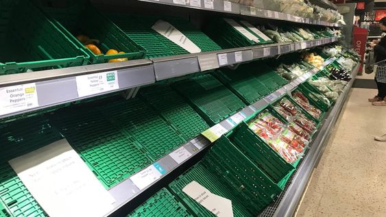 Góndolas de productos frescos vacías por causa de las malas cosechas en España y Marruecos y del aumento exponencial de los costos energéticos de producción.