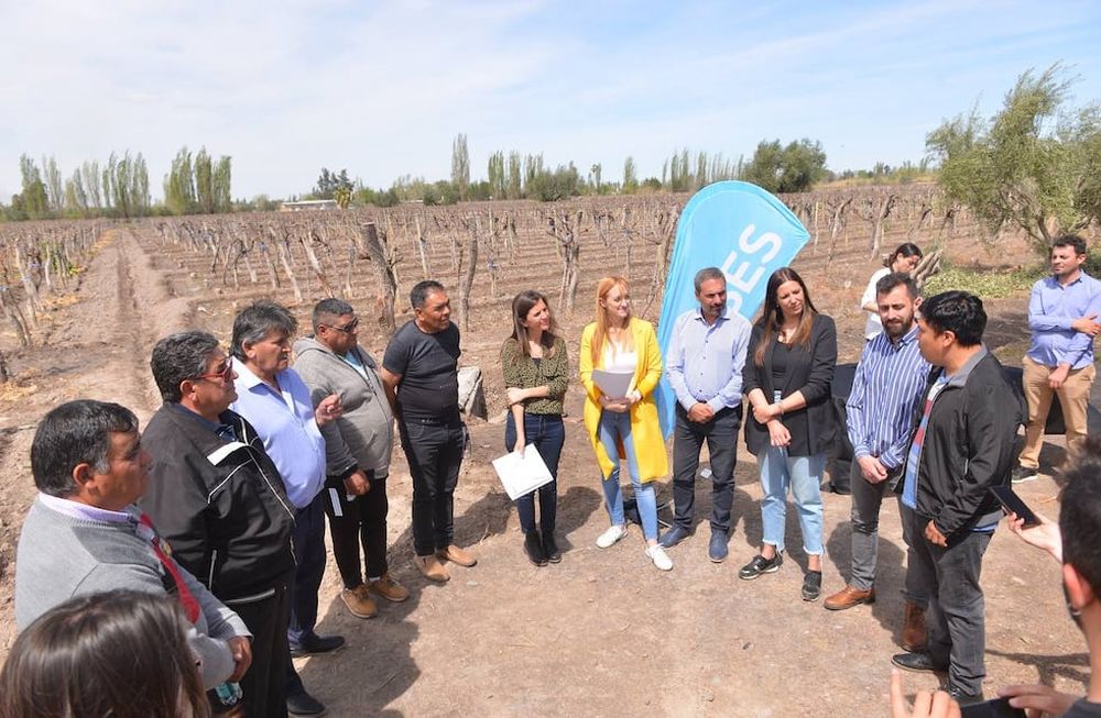 Entrega de Jubilaciones a viñateros de la provincia (sept 22). En la foto, Raverta, la titular de Anses, Gallo, el jefe regional del organismo, Anabel Fernández Sagasti y trabajadores de viña.