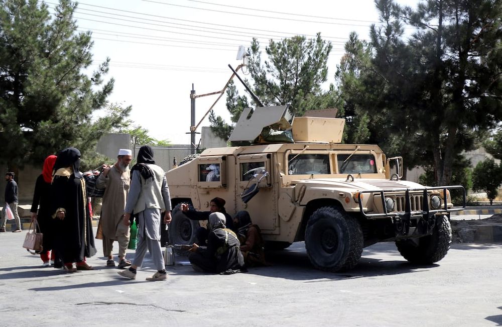Jueves. Un doble atentado suicida en Kabul dejó al menos 73 muertos. AP