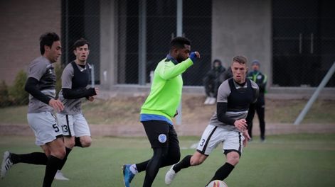 Los Andes | Godoy cruz se enfrentó en Coquimbito a Gimnasia, en el primer amistoso tras el parate por la pandemia. El Morro intenta desbordar./Gentileza Prensa Godoy Cruz