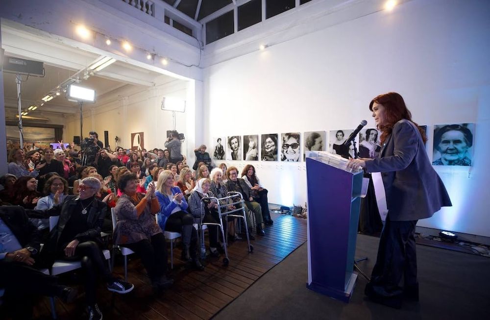 Cristina Kirchner durante un acto en el Instituto Patria, donde inauguró el Salón de las Mujeres del Bicentenario”. Foto: Prensa del Instituto Patria