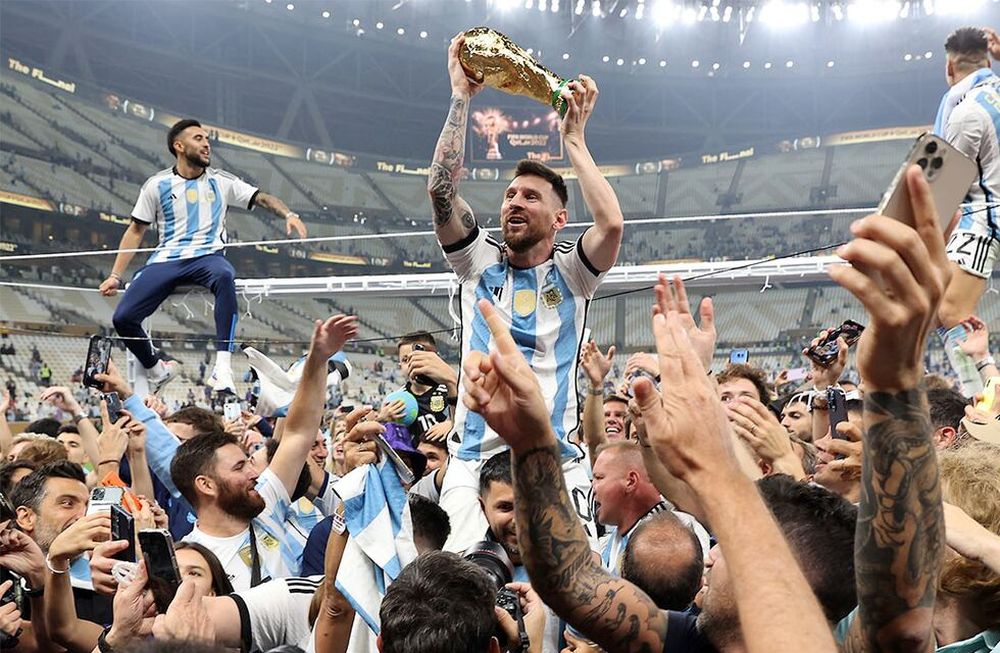 Lusail (Qatar), 18/12/2022.- Lionel Messi of Argentina (C) lifts the trophy as he celebrates with teammates and fans winning the FIFA World Cup 2022 Final between Argentina and France at Lusail stadium, Lusail, Qatar, 18 December 2022. (Mundial de Fútbol, Francia, Estados Unidos, Catar) EFE/EPA/Tolga Bozoglu