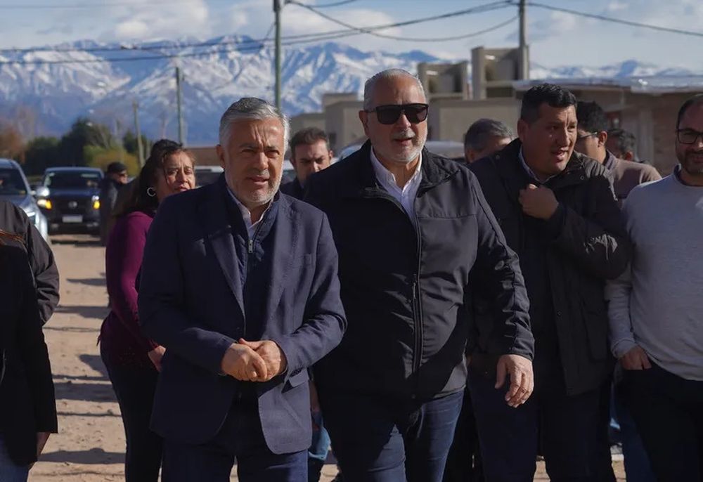 El gobernador, Alfredo Cornejo, junto al intendente de San Carlos, Alejandro Morillas. 