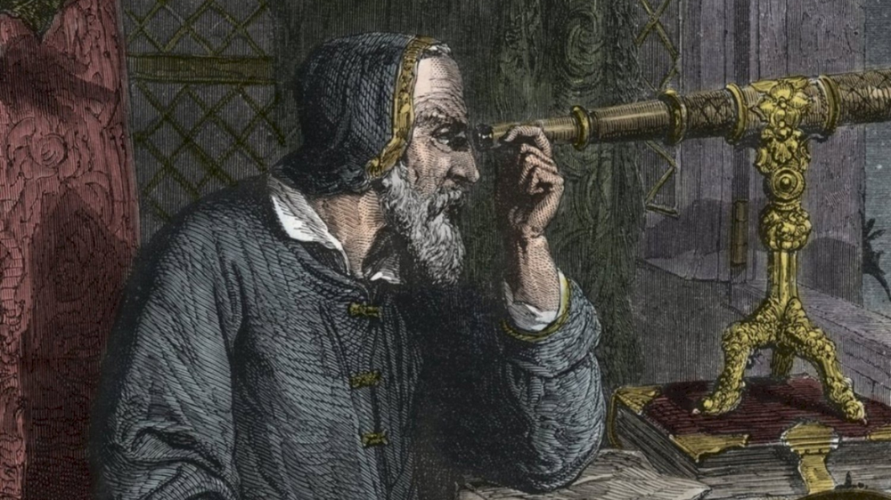 Galileo Galilei, astrónomo italiano, con su telescopio.