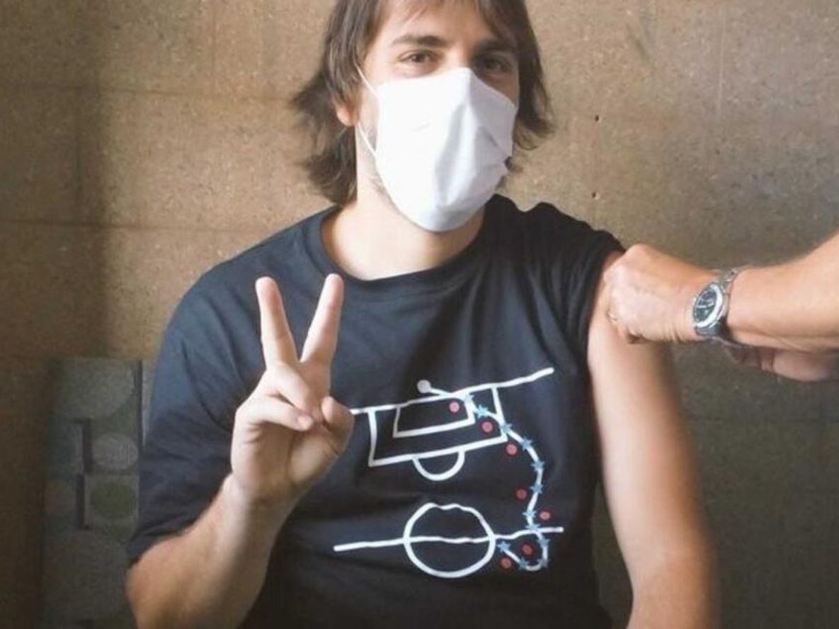 Facundo Apache Villalba , de 32 años y representante de ATE y CTA, compartió el momento de la vacunación en Twitter y Facebook.